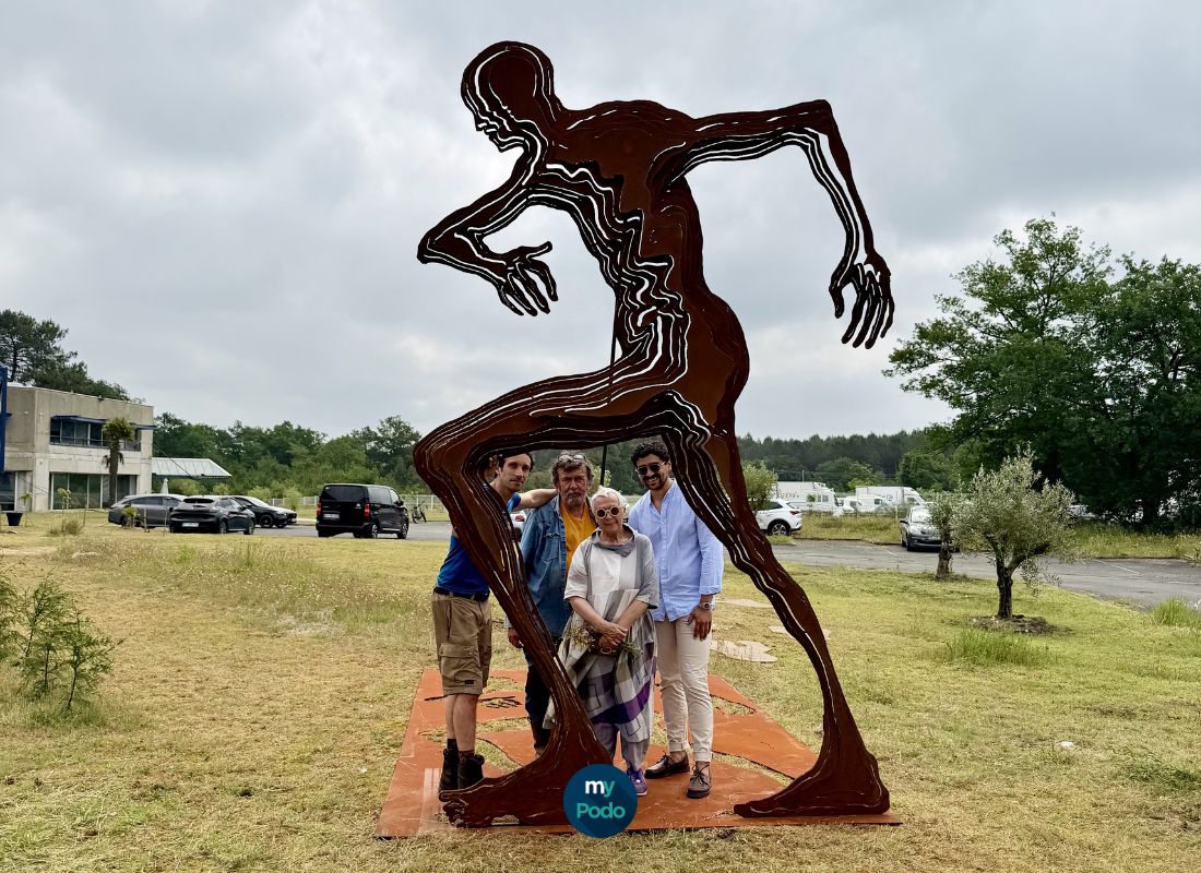 L’Homme qui marche : une sculpture de Lydie Arickx symbolisant My Podologie