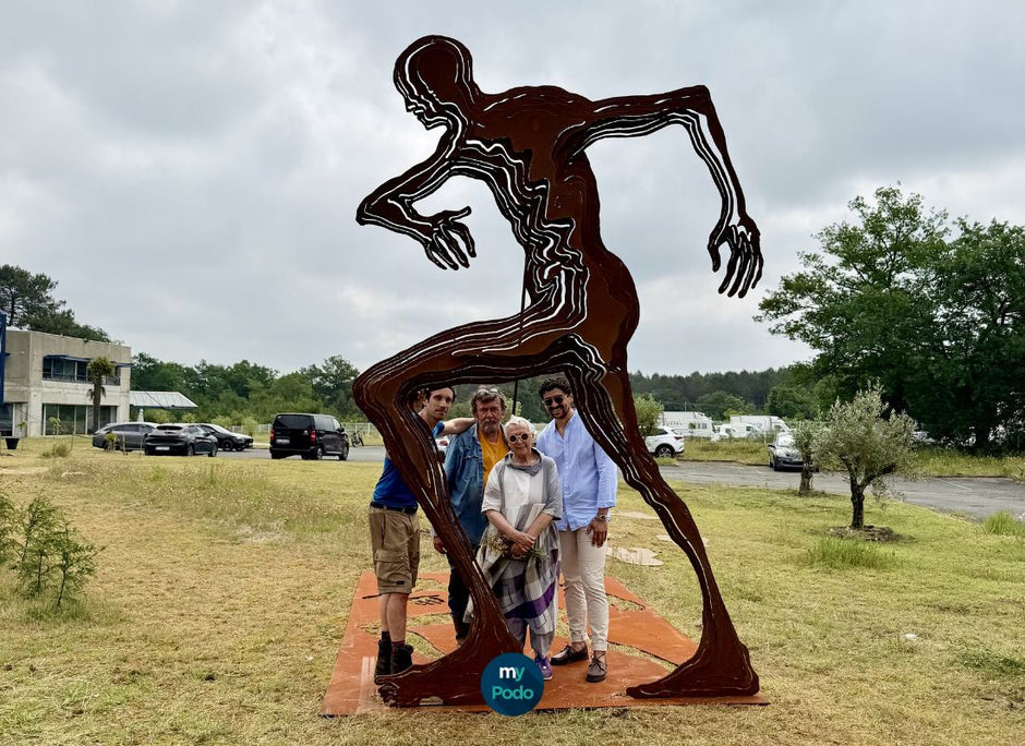 L’Homme qui marche : une sculpture de Lydie Arickx symbolisant My Podologie