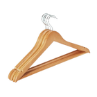Set mit 4 Kleiderbügeln aus Holz