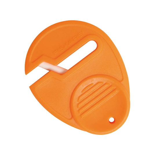 Sewsharp Universal-Scherenschneider mit Keramik-Schleifstein und orangefarbener Kunststoffhalterung – Fiskars